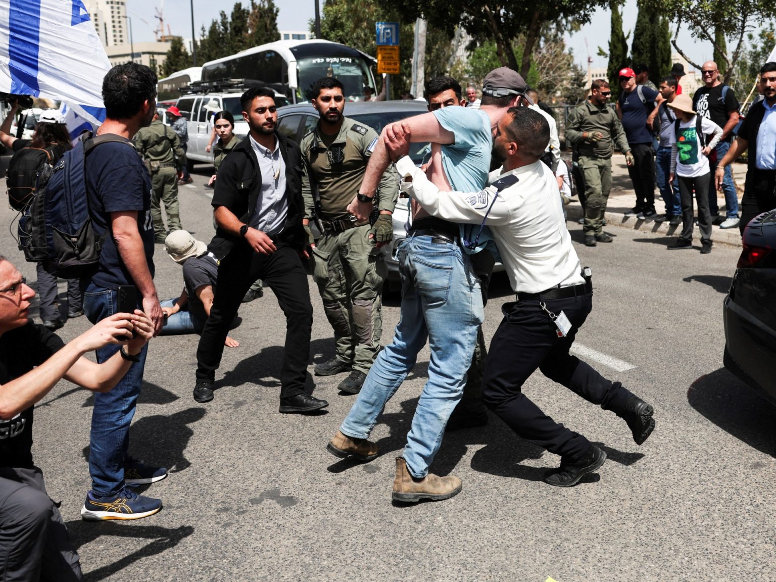 إسرائيليون يهاجمون خيمة اعتصام أمام الكنيست تطالب بوقف حرب غزة