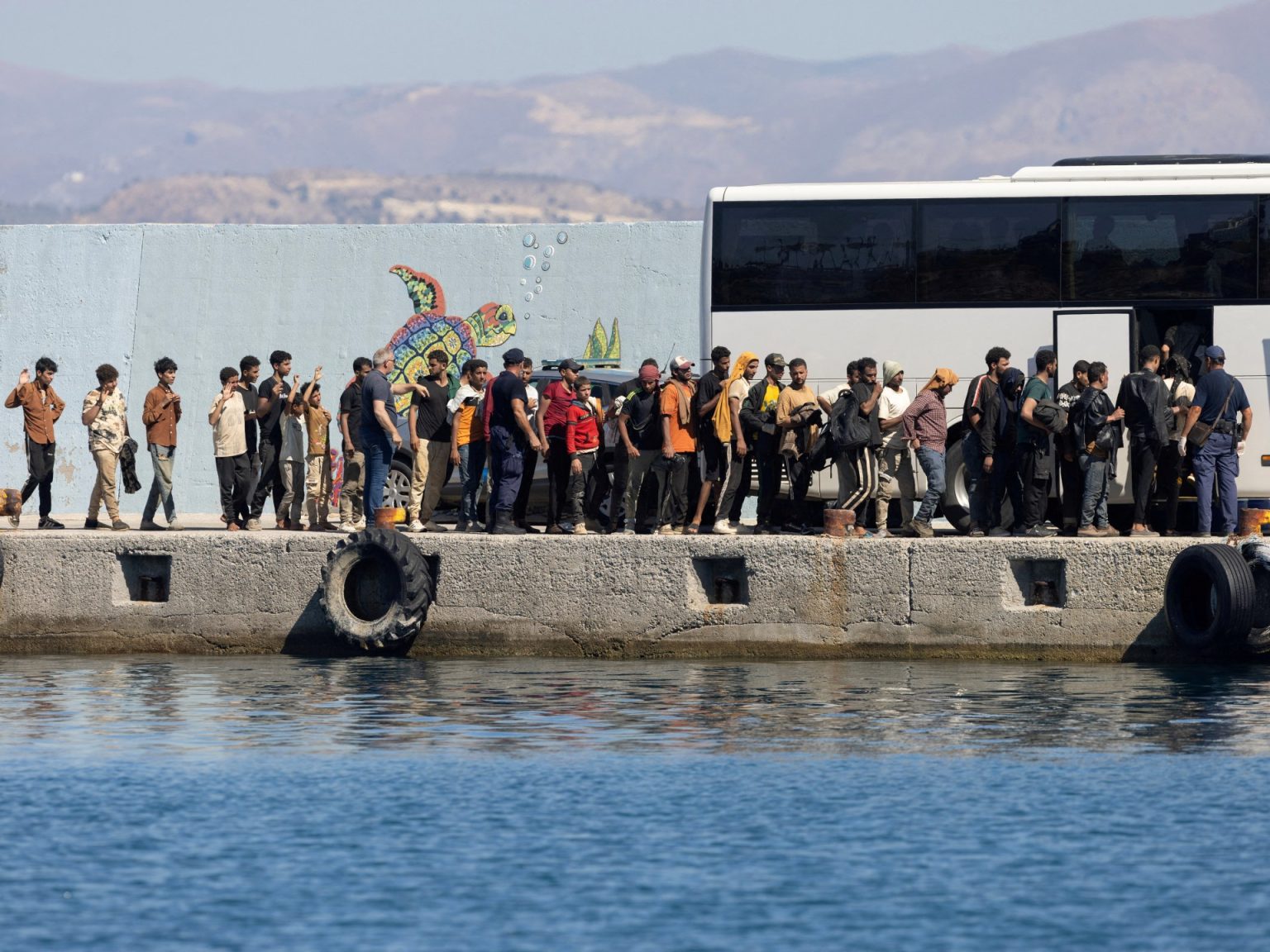 اليونان تقر “الإعادة القسرية” وتسرع ترحيل المهاجرين المرفوضين | أخبار