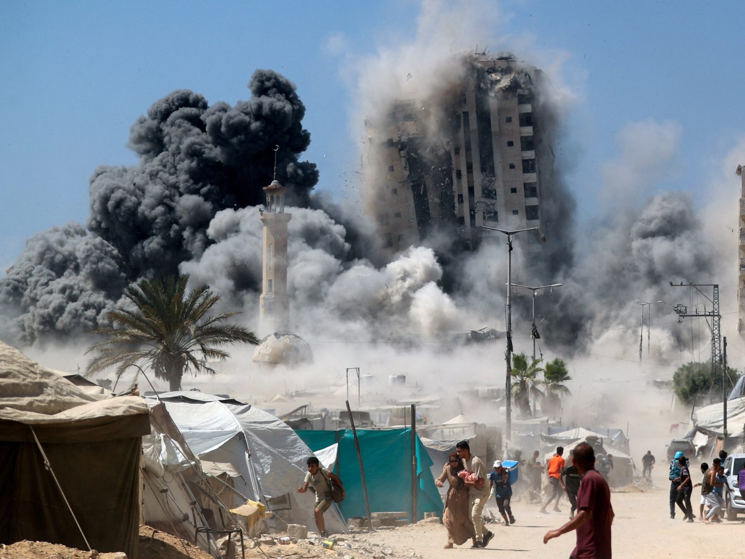 62 شهيدا والاحتلال يواصل استهداف أبراج وبنايات مدينة غزة