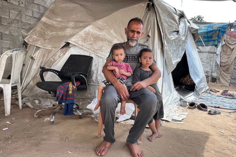 4- مَلَكَة: أرسلت ابني ليبحث عن مكان في المواصي فلم يجد مترا واحدا.