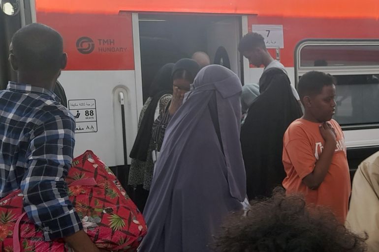 بكاء على رصيف الرحيل من القاهرة، دموع ألم الفراق لمصر وأمل العناق للسودان.