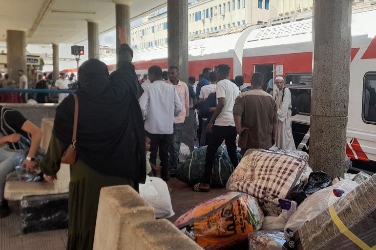 جلوسهم على الرصيف يحاكي وطنًا مؤقتًا، يرحل معهم حيثما رحلوا.