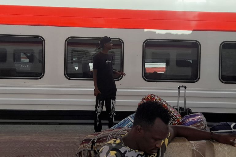 وجوه ترقب القطار وكأنها تقرأ مصيرًا جديدًا.