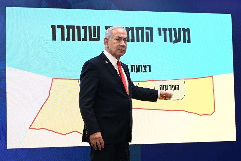 نتنياهو يشير إلى خريطة قطاع غزة وتحديدا إلى موقع غزة، حيث أعد الجيش خطة لاحتلال المدنية مكتب الصحافة الحكومي