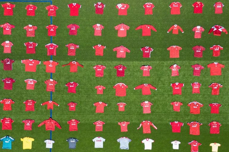 مشجع ليفربول يحطم الرقم القياسي العالمي بـ1047 قميصا