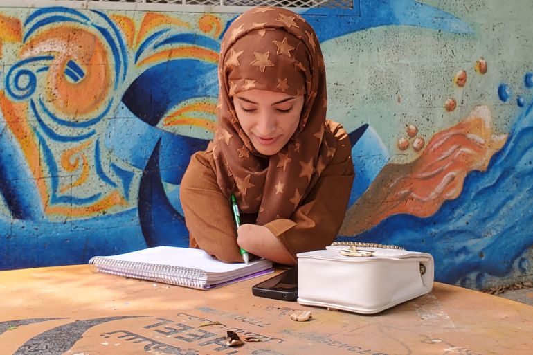 قصة نجاح : بيدين مبتورتين.. فتاة يمنية تتخذ دراسة الإعلام سترة نجاة من الإعاقة