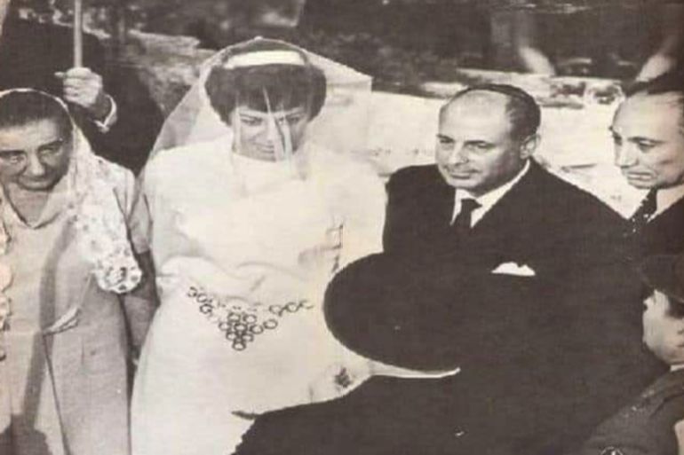 نينو في حفل زفافها وإلى جوارها رئيسة الوزراء غولدا مائير (الصحافة المصرية)