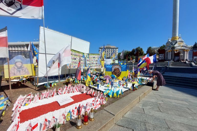 أعلام _بيلاروسيا المستقلة_ وأعلام فرنسية ترمز إلى جنود أجانب سقطوا دفاعا عن أوكرانيا في ركن الأبطال وسط كييف