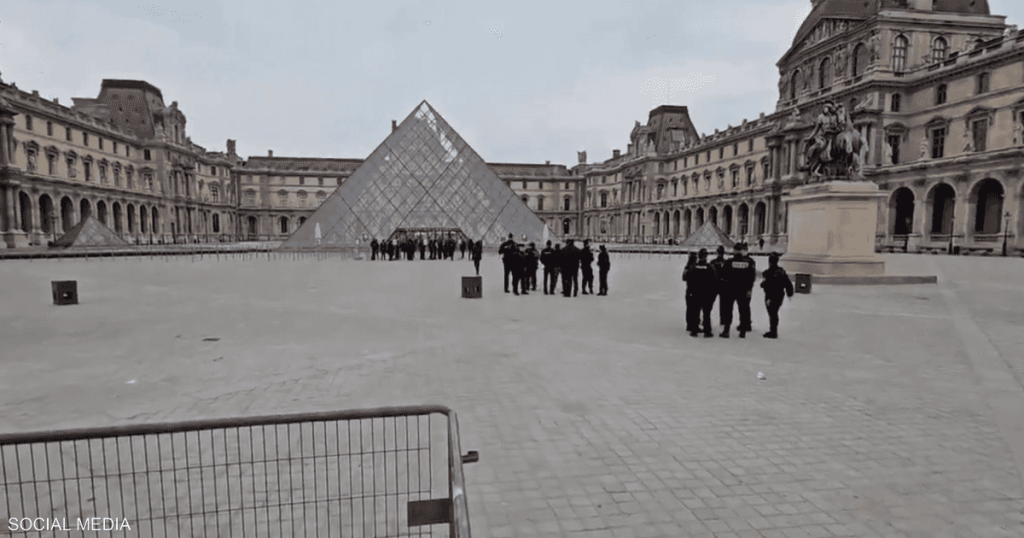 عملية سطو على متحف اللوفر بباريس.. اختفاء “مجوهرات ملكية”