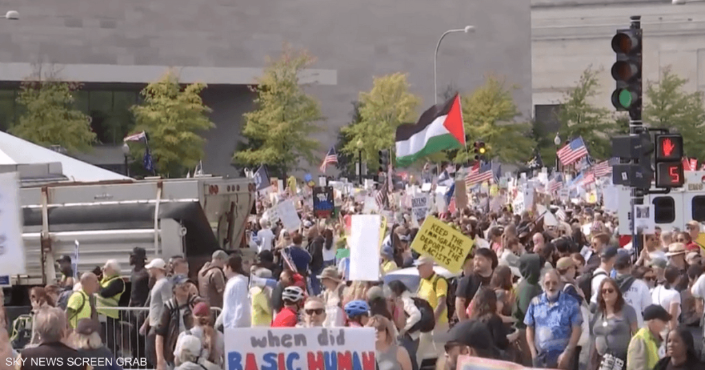 إلى بلد “مجهول”.. واشنطن تعتمد وجهة جديدة لترحيل المهاجرين