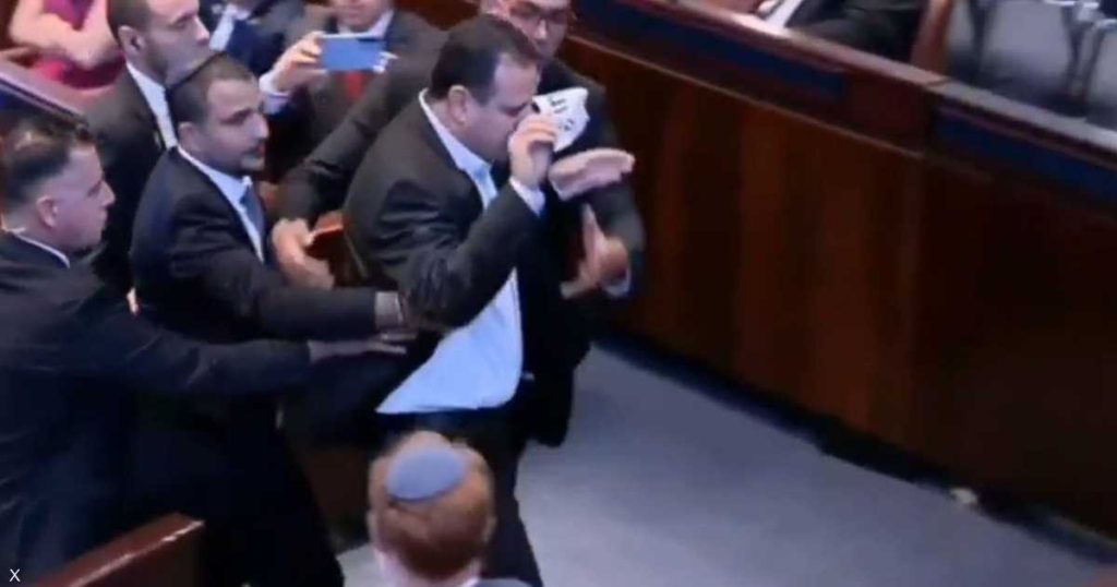 بالفيديو.. عضو الكنيست يقاطع كلمة ترامب ويرفع كلمة “الإبادة”