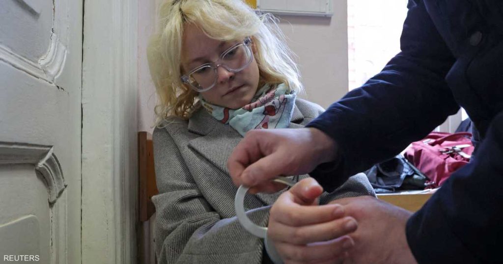 السجن لمطربة روسية أدت أغنية “محظورة” في الشارع