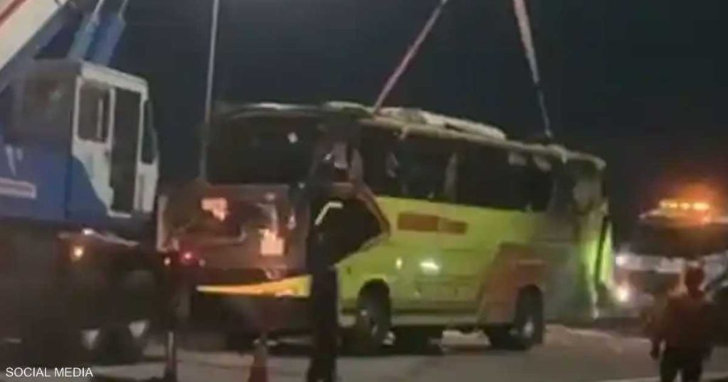 فيديو: مقتل 15 وإصابة 19 في حادث مروري مروع بإندونيسيا