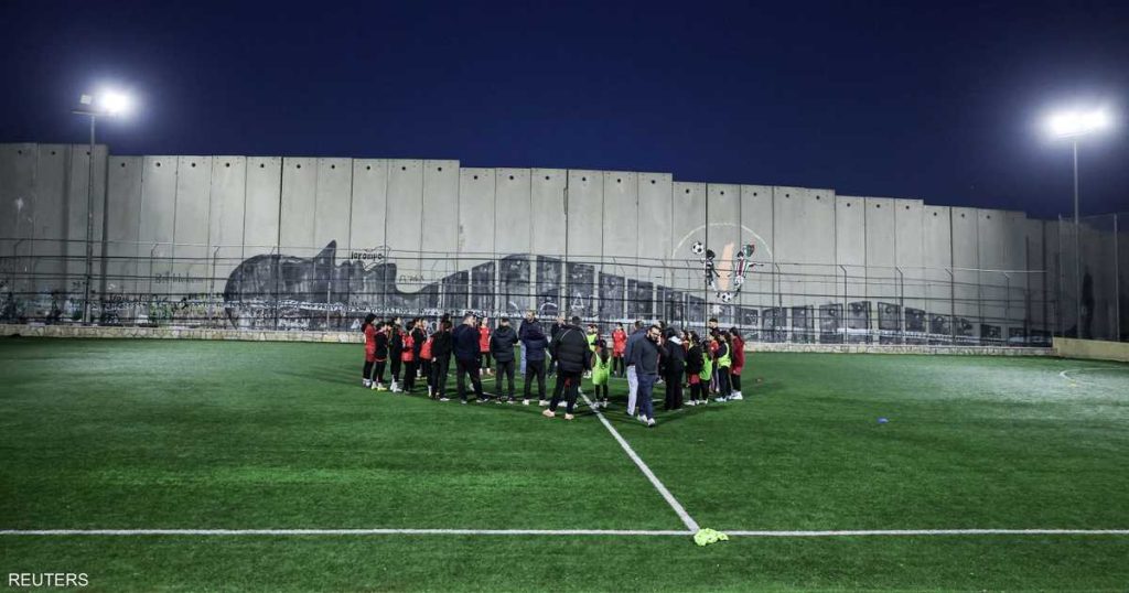 إسرائيل تأمر بهدم ملعب كرة قدم في الضفة.. بسبب الجدار العازل