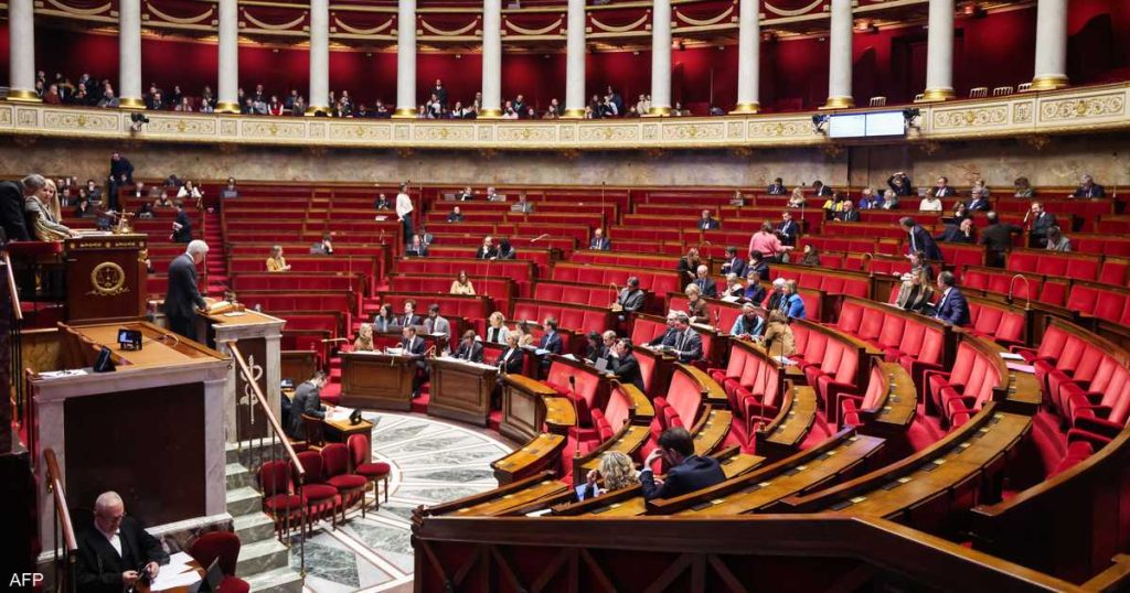 فرنسا.. قانون يحظر وسائل التواصل لمن هم أقل من 15 عاما