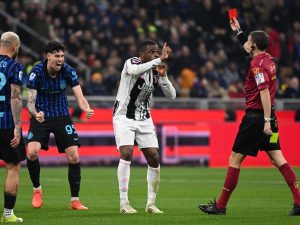 رئيس وزراء إيطاليا الأسبق يطالب بطرد باستوني من المنتخب