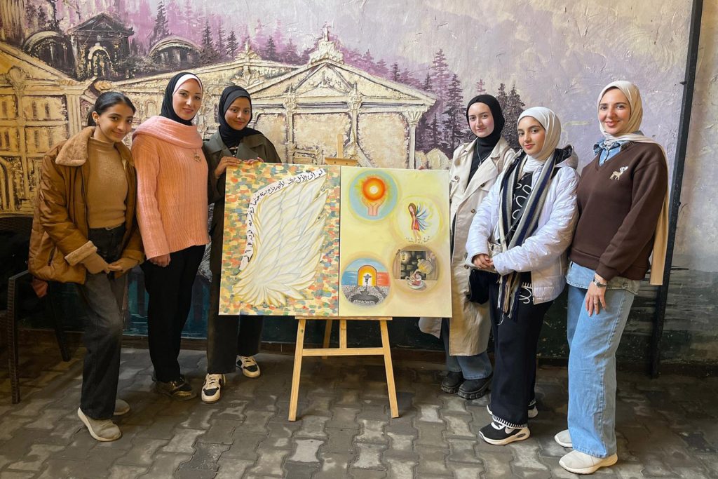 أرجوان الأمل.. فتيات غزة يبحن بالألوان في وجه الإبادة غزة