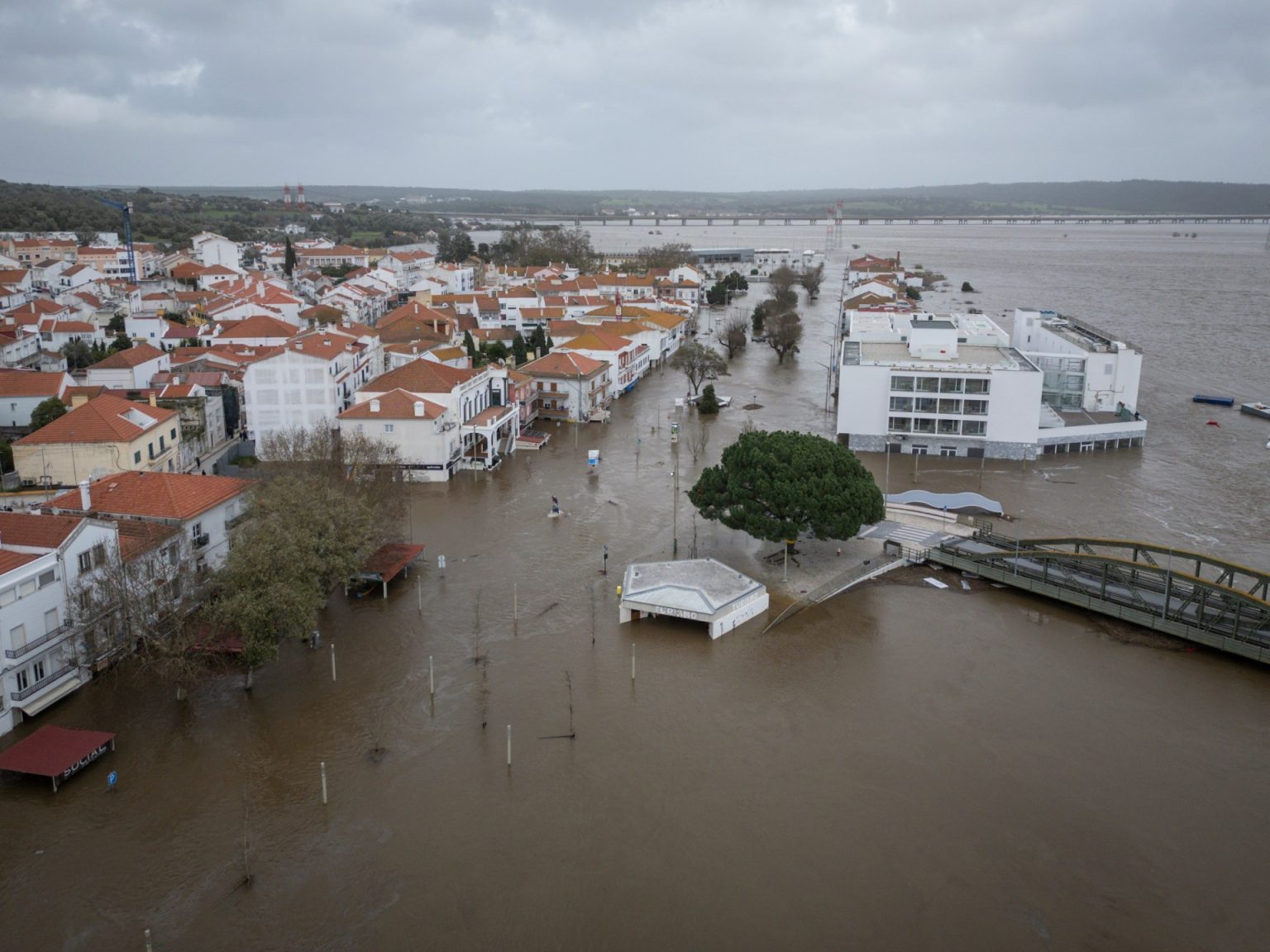 إجلاء آلاف وانقطاع كهرباء.. عواصف وفيضانات تجتاح عدة دول أوروبية