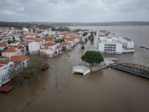 إجلاء آلاف وانقطاع كهرباء.. عواصف وفيضانات تجتاح عدة دول أوروبية