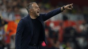 انقسام بالمنصات حول أسلوب فليك “الكاميكازي” مع برشلونة