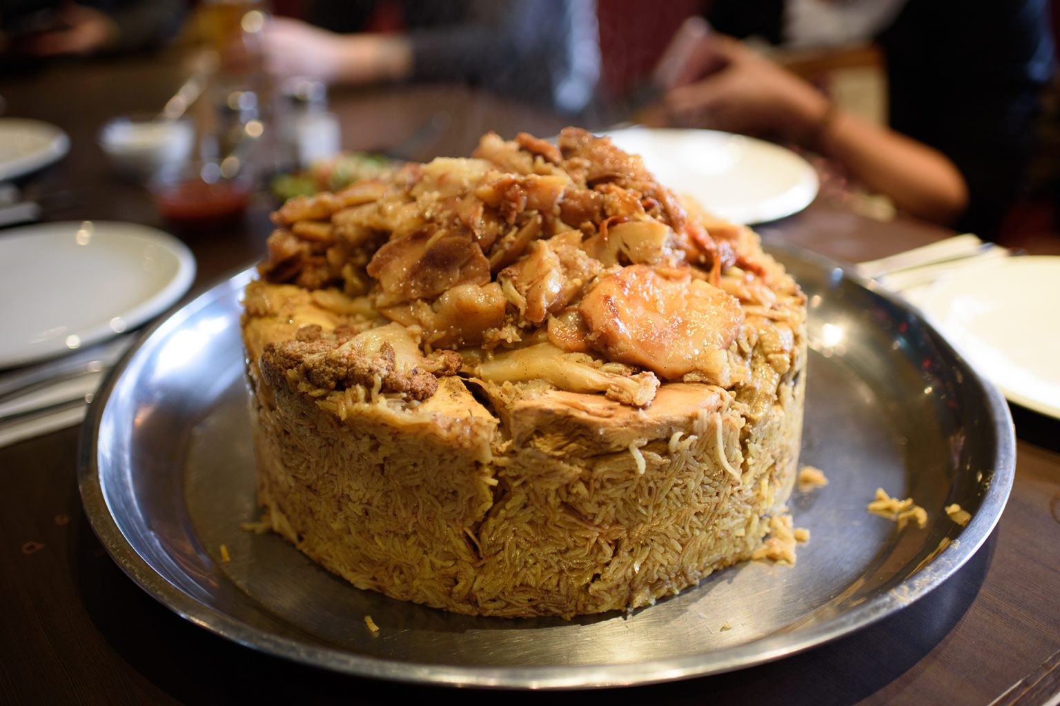 لماذا ارتبطت المقلوبة بالمقاومة؟ وكيف أصبح المفتول والكنافة جزءا من الذاكرة الفلسطينية؟