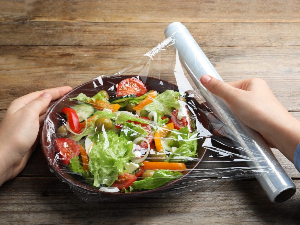 البديل الأخضر للبلاستيك.. ابتكار غشاء قابل للتحلل يحافظ على جودة الطعام