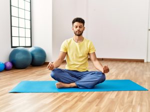 دليل العناية بحصيرة اليوغا.. كيف تحميها من البكتيريا والتلف بعد كل تمرين؟