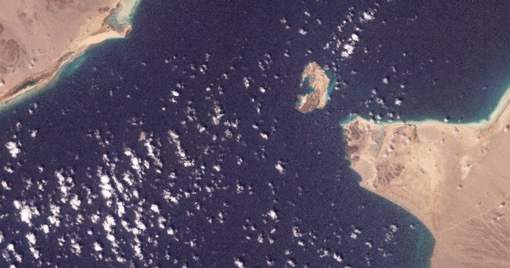 تعبره 21 ألف سفينة سنويا.. كيف يشل إغلاق “باب المندب” الاقتصاد العالمي؟