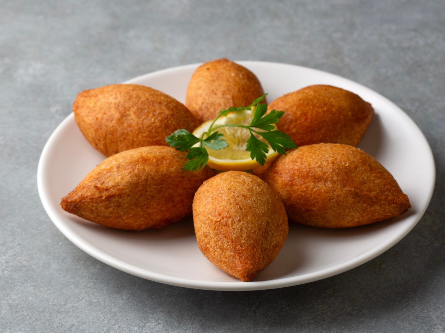 من أرشيف المطبخ السوري.. قصة المتبل “المريب” والكبة وحلاوة الجبن